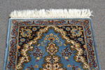 2 Mindre orientaliska mattor.