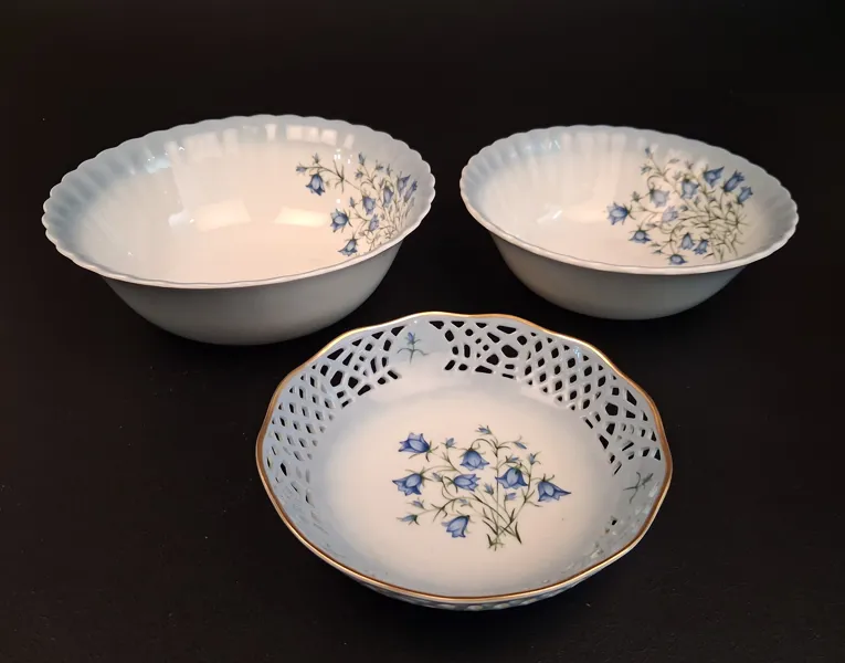 3 Skålar. Svaneholm "Flores Caerulei", "Blå klocka".