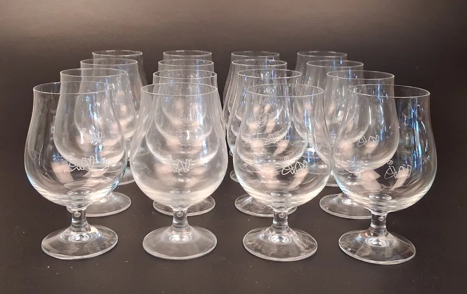 16 Ölglas med logga.