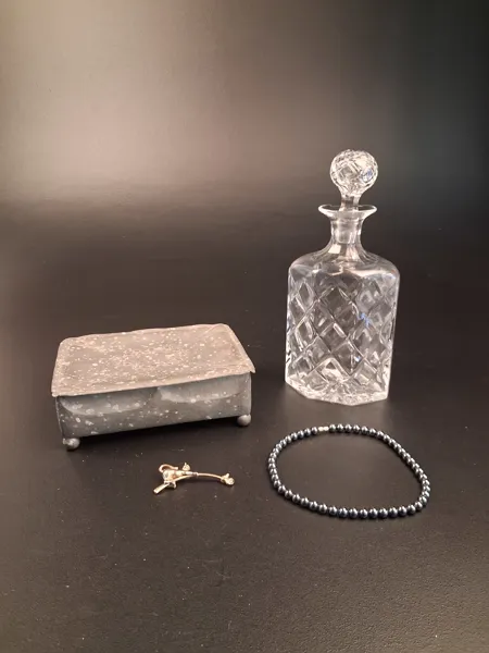 Äldre tennskrin, karaff, halsband & Brosch.