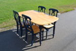 Matgrupp. Bord & 4 stolar.