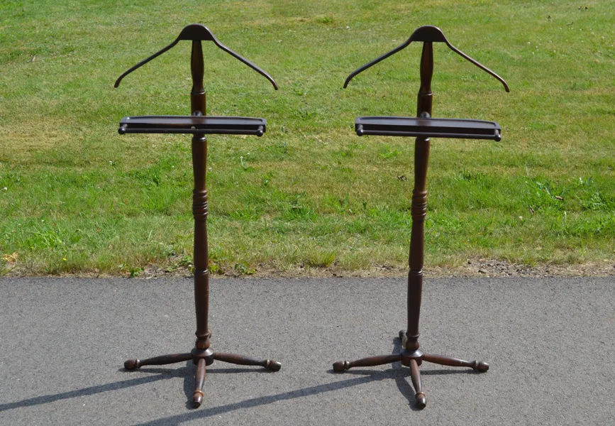 2 Herrbetjänter. Trä, 1900-talet.