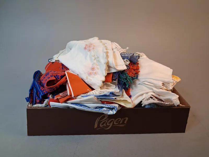 Diverse textil. Mestadels dukar.