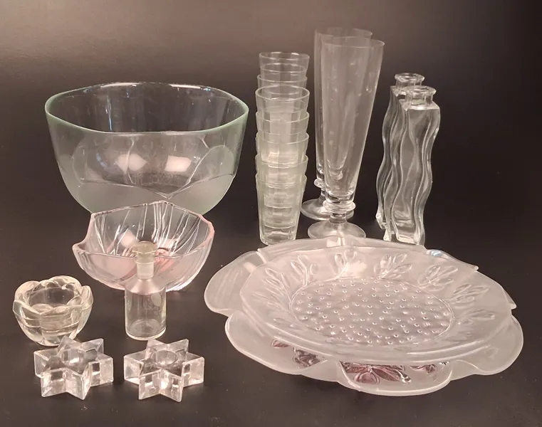 Diverse glas. Bl.a stor skål, fat mm.