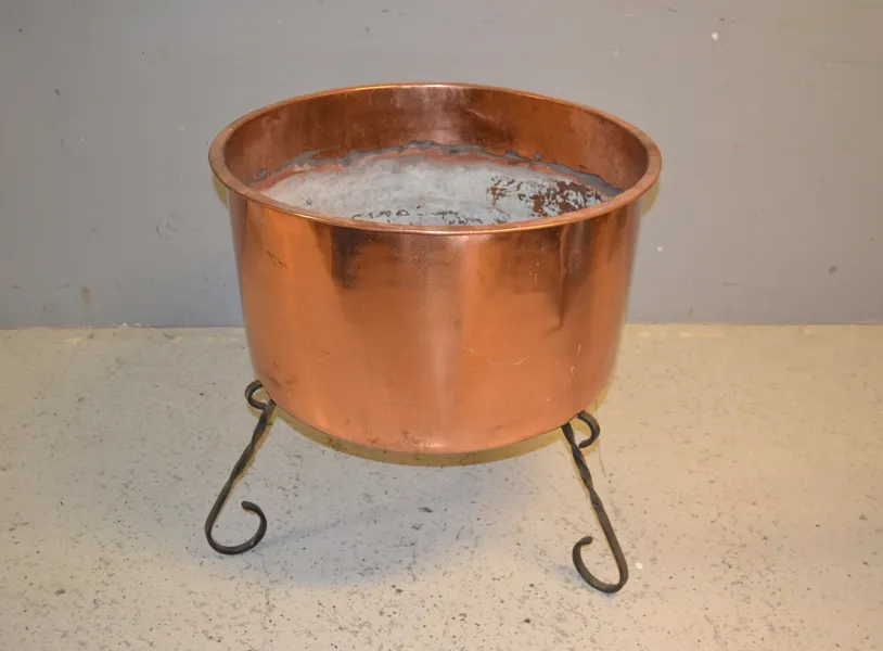 Kopparbalja på stativ.
