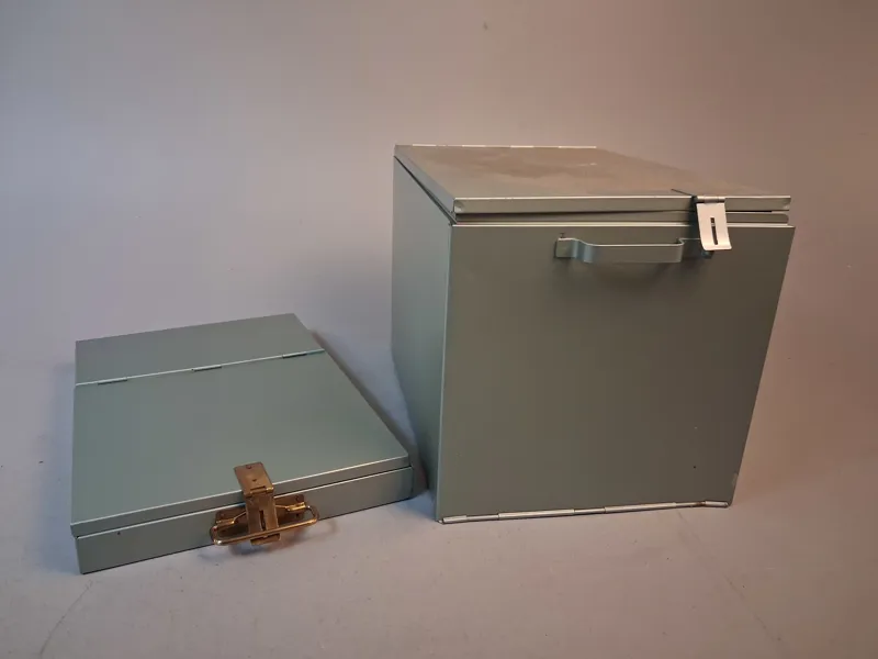 2 Plåtskåp/förvaring.