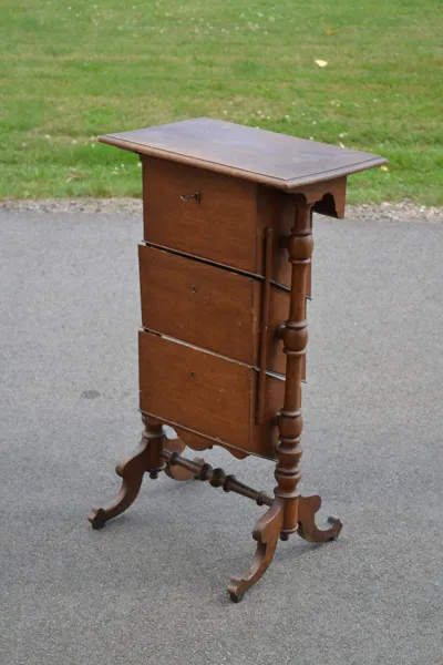 Sybord/förvaring. 1800-talet.