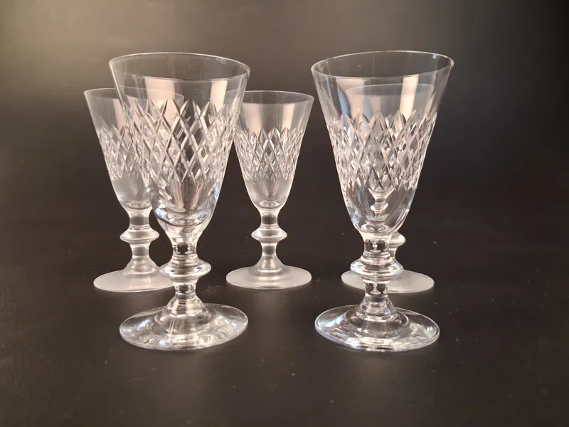 VICKE LINDSTRAND. 5 Snapsglas. "Diamant", Kosta.