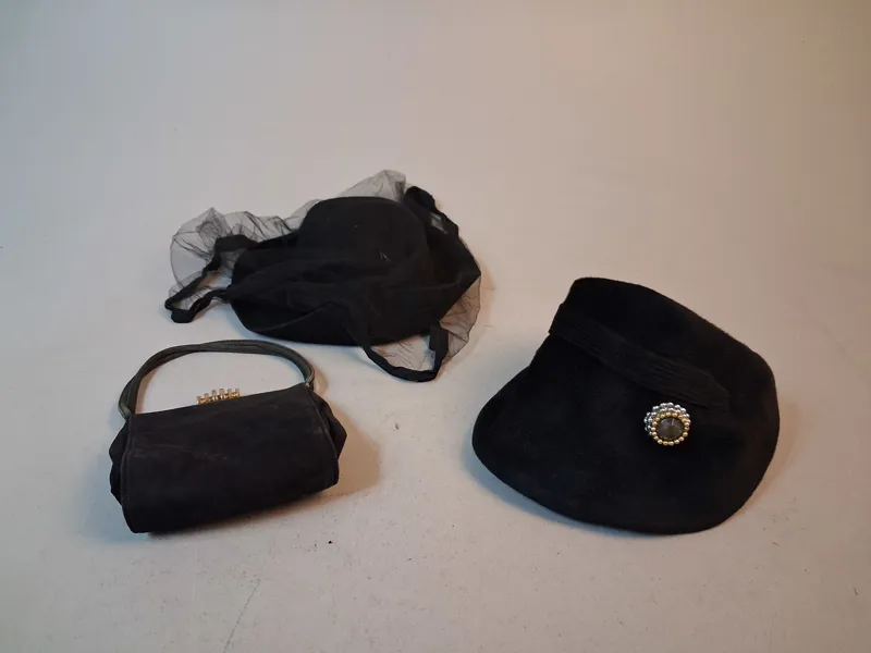2 Dam hattar/mössor, Vintage. & en väska.