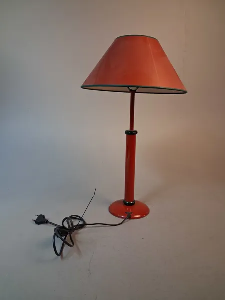 Bordslampa. Maison Le Dauphin. Röd & Gröna detaljer. Fransk.