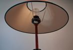 Bordslampa. Maison Le Dauphin. Röd & Gröna detaljer. Fransk.