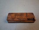 Vintagelipten, i låda. "Trasig låda", Vässa knivar eller verktyg. Mycket sannolikt Carborundum.