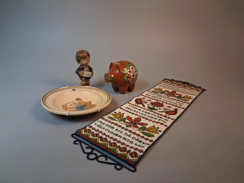 Figurin, spargris, fat & Bonad. JIE, Guldkroken, krukmakarna Ystad.
