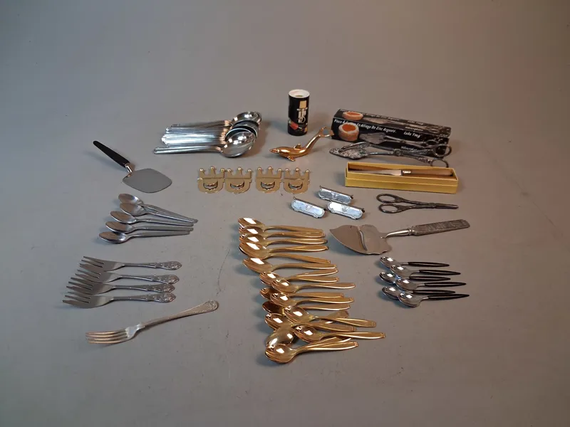 Diverse bestick delar.