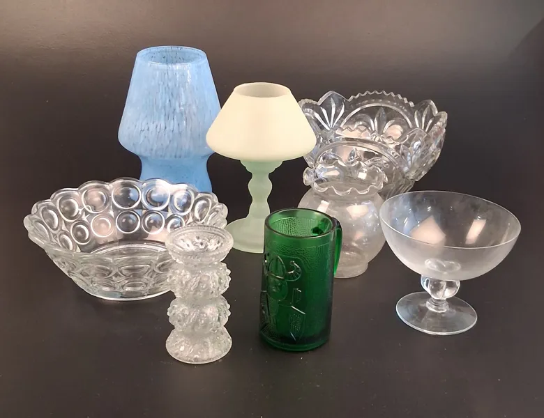 Diverse glasföremål.
