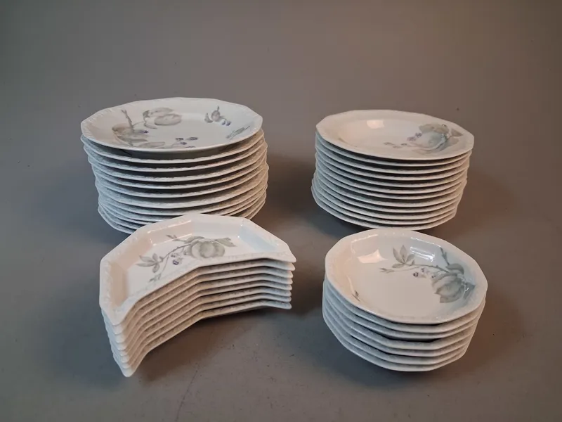 Servis delar, Mattallrikar, Djupa tallrikar m.m. "Clalssic Rose", "Maria Björnbär", Rosenthal.