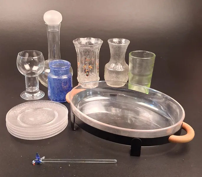 Diverse glas föremål.