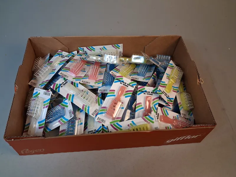 48 Hårborstar. Oanvända, obrutna förpackningar.