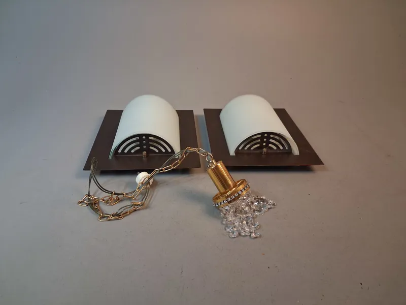 2 Vägglampor. Metall & glas. Inga kontakter & 1 fönsterlampa. Lamp teamet.