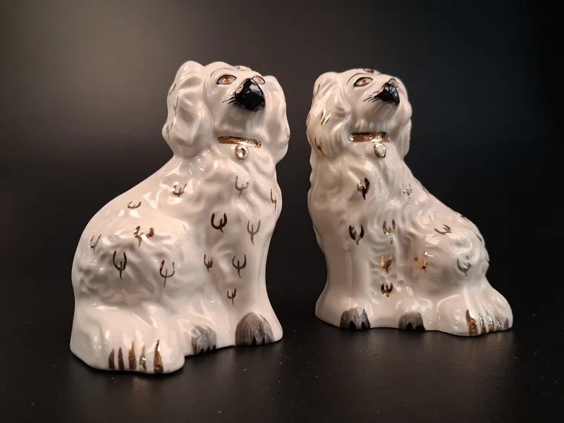 2 Hemvändar hundar, spishundar, Beswick England.