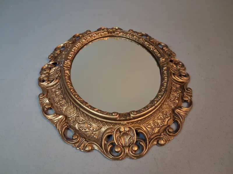Spegel. Oval form. Samtida, Plast.