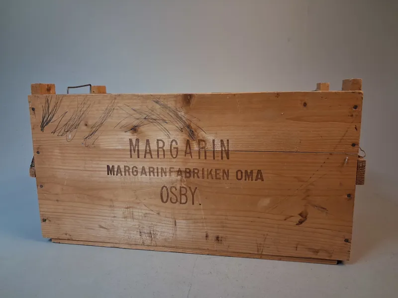 Låda, trä, margarin. Margarin fabriken OMA Osby.