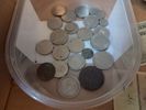 Diverse mynt, sedlar, spelkulor. 2 klockor m.m.