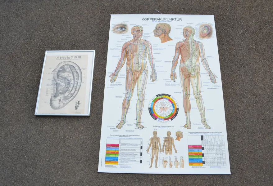 2 Affischer. Medicinskt öra Kina & Body Acupuncture.