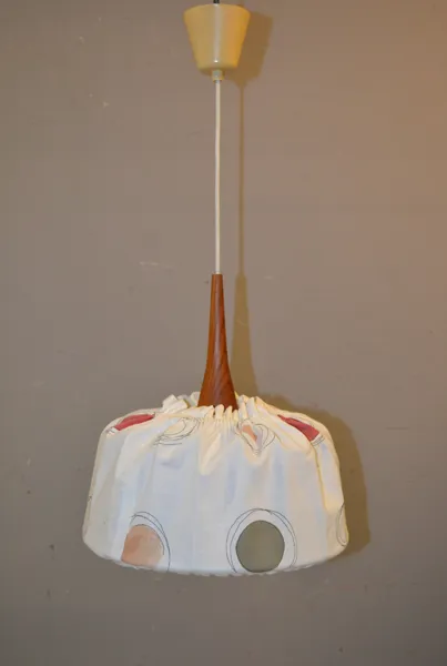 Taklampa. Teak, textil & glas, 1950/60-talet.