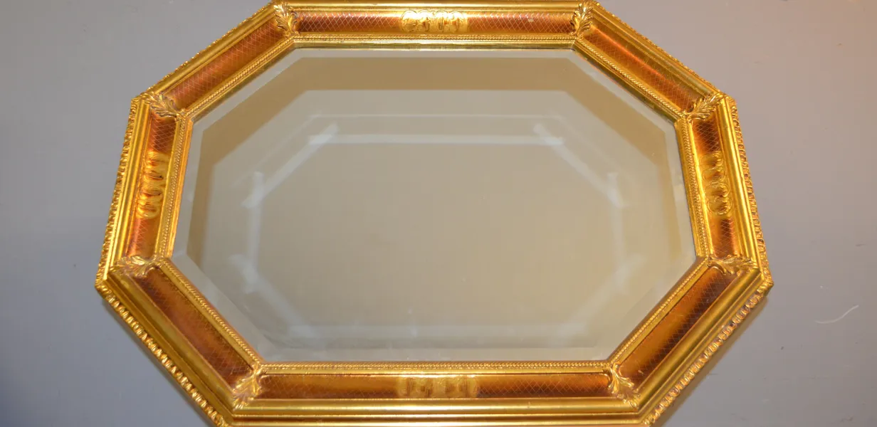 Spegel. Samtida, plastmassa, fasettslipat glas.