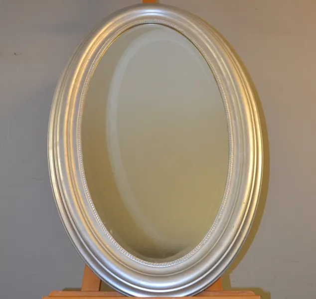 Spegel. Samtida, plastmassa, bemålad, fasettslipat glas.