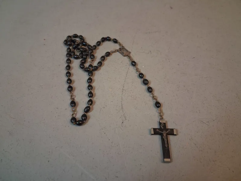 Halsband. Krucifix.