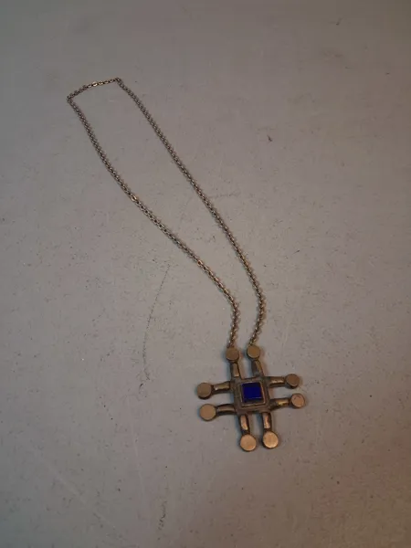 Bengt Blomqvist, halsband, tennhänge, signerat.