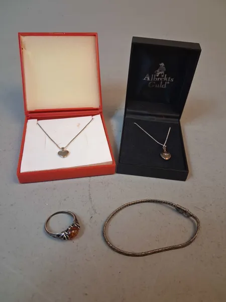 2 Halsband, ring & armband. silver, 18,4gram.