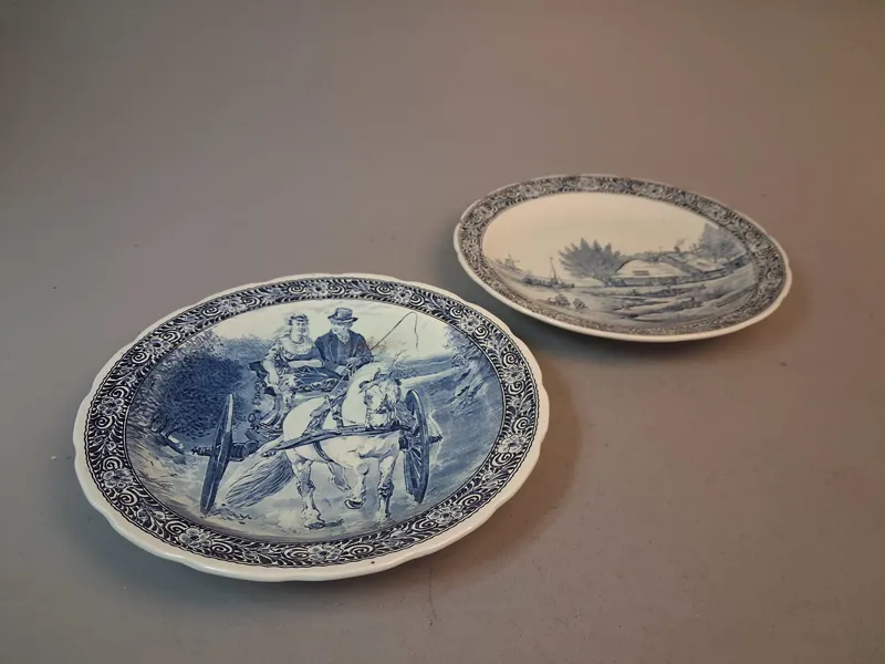 2 Stora fat, väggtallrikar. Royal Sphinx, Delfts blått.