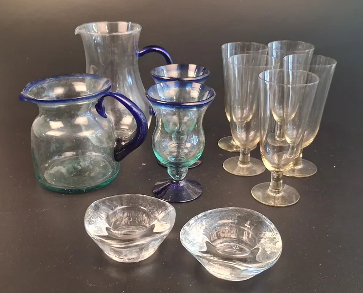 Diverse glasföremål. Bl.a Kannor, Ljusstakar Reijmyre, vinglas m.m.