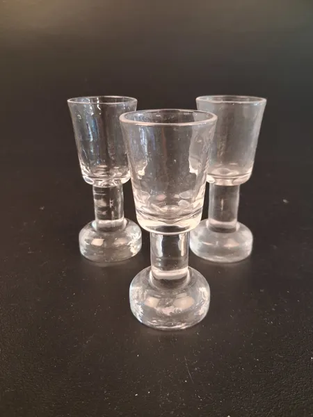 GÖRAN WÄRFF. 3 Snapsglas, "Rustica", Pukeberg.