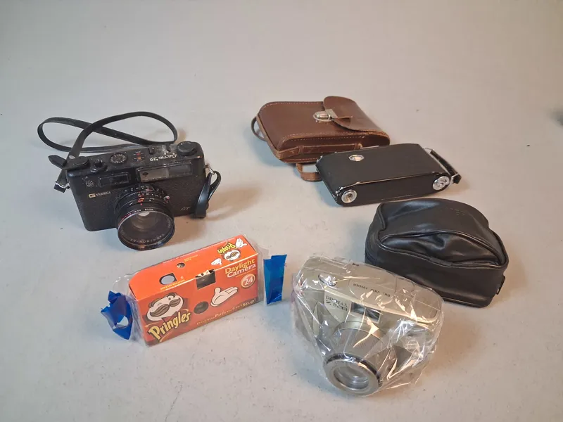 Diverse kamera. Zeiss Ikon, Yashica, Protax 855 & Engångs Pringles.