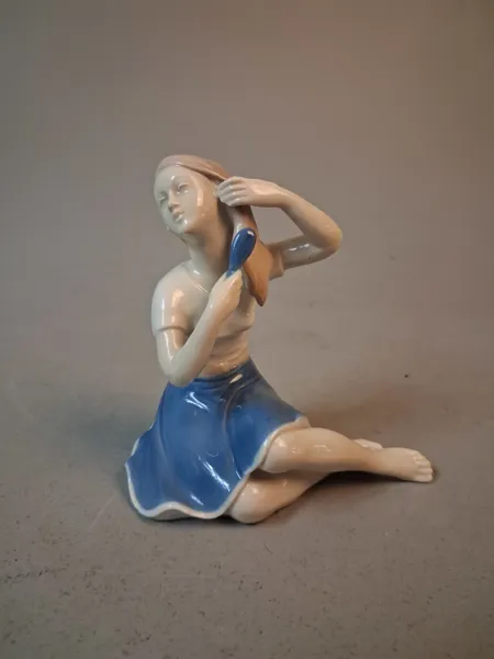 Figurin. Wallendorf, Tyskland. "Flicka som kammar sitt hår".