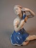 Figurin. Wallendorf, Tyskland. "Flicka som kammar sitt hår".