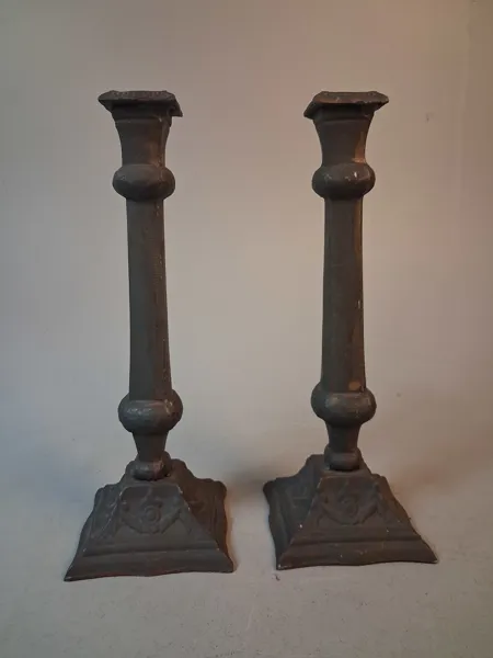 2 Ljusstakar, gjutjärn.