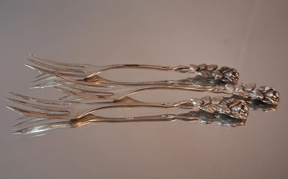 3 Bakelsegafflar. "Rosen", silver, 40,5gram