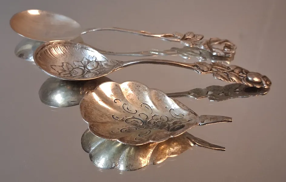 2 Skedar & 1 söndrig sked. Silver, 55gram.