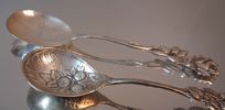 2 Skedar & 1 söndrig sked. Silver, 55gram.
