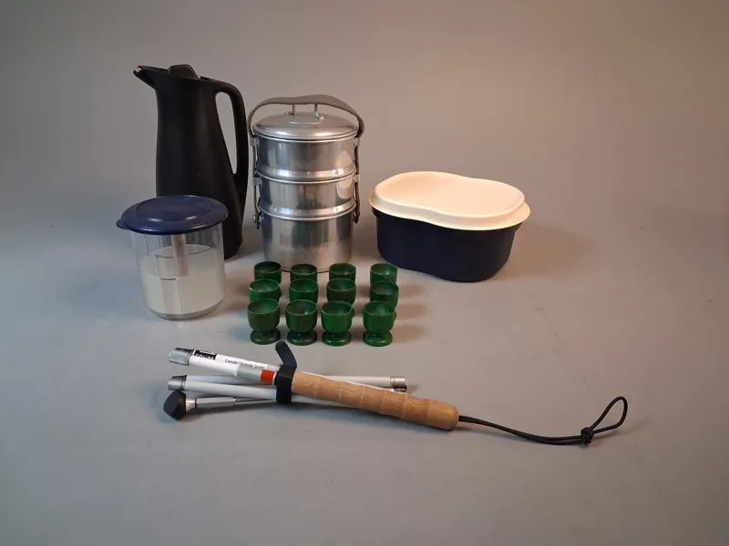 Diverse. Bl.a 3 delar tupperware, äggkoppar i trä m.m.