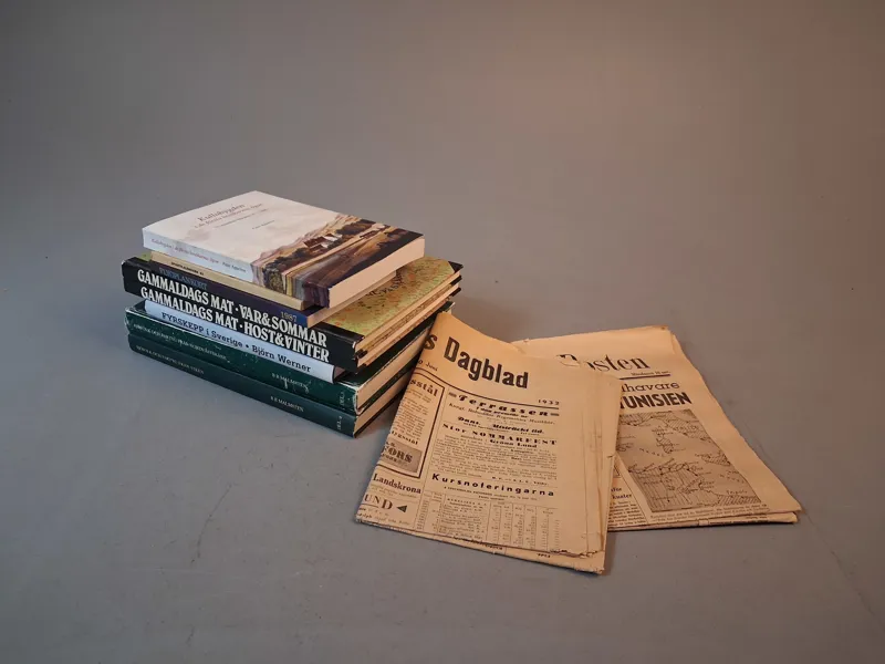 Diverse literatur, häften, böcker, tidningar.