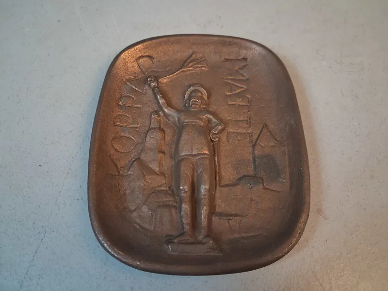Väggrelief. Allan Ebeling. Brons, "Koppar matte", Gåvo gravyr.