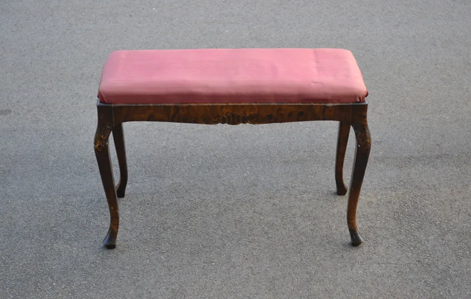 Pianopall. Rokoko-stil, 1900-talet.