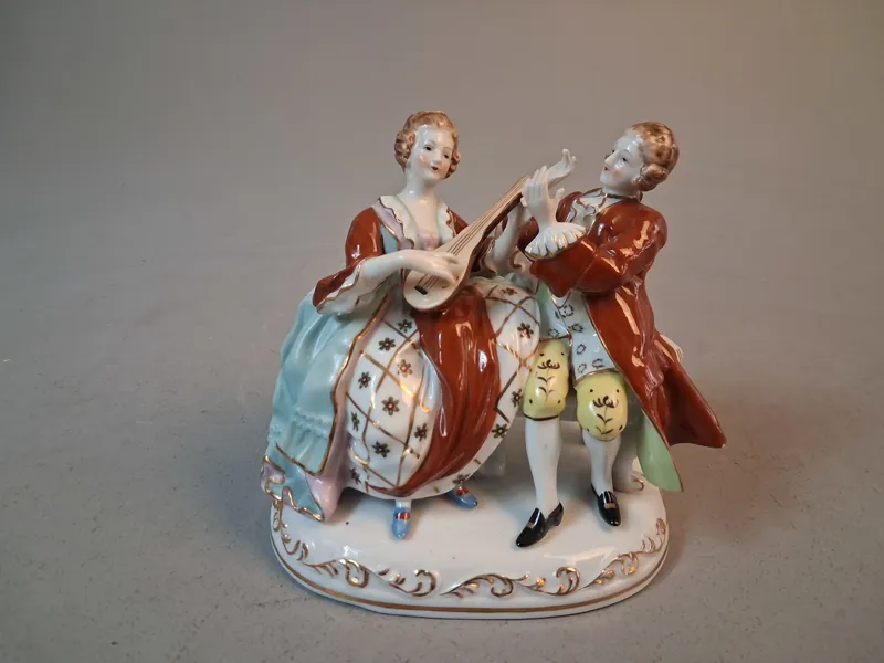 Figurin, Porslin. 1700-tals par med luta, Terraimport.