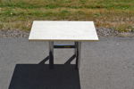Litet bord. Travertinskiva & kromat underreda.